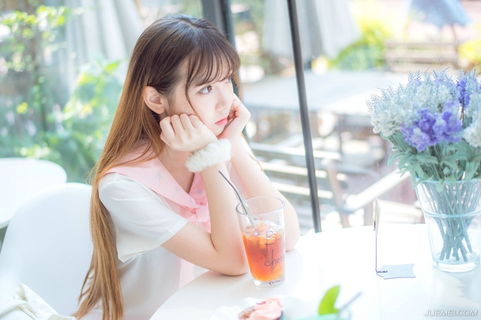 “也对。”庞统点点头：“既然刘将军执意强辩，统也不与你争论，就当你所言是对的，那就说说下一个话题，两国交锋，不斩来使，庞某此来，一路拜关而入，依足了礼数，如今还未开口，刘将军却直接将我拿下，难道这蜀中之地，与我中原大地待客之道有所不同？”
